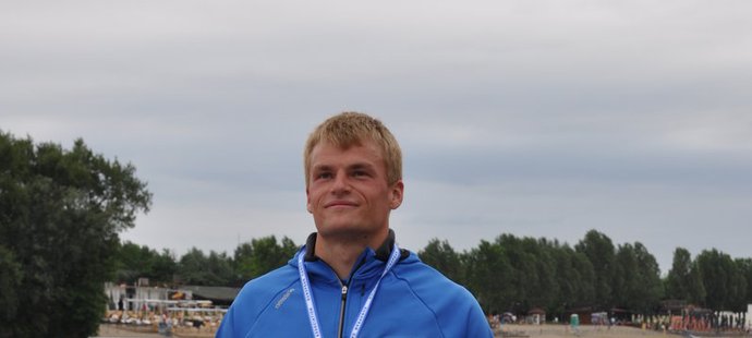 Lukáš Koranda s bronzovou medailí na krku ze závodu na 5000 metrů na ME rychlostních kanoistů v Bělehradu.
