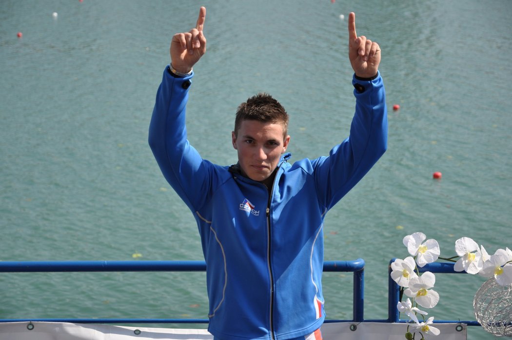 Český kanoista Martin Fuksa se raduje na stupních vítězů ze stříbra na mistrovství Evropy v Záhřebu.