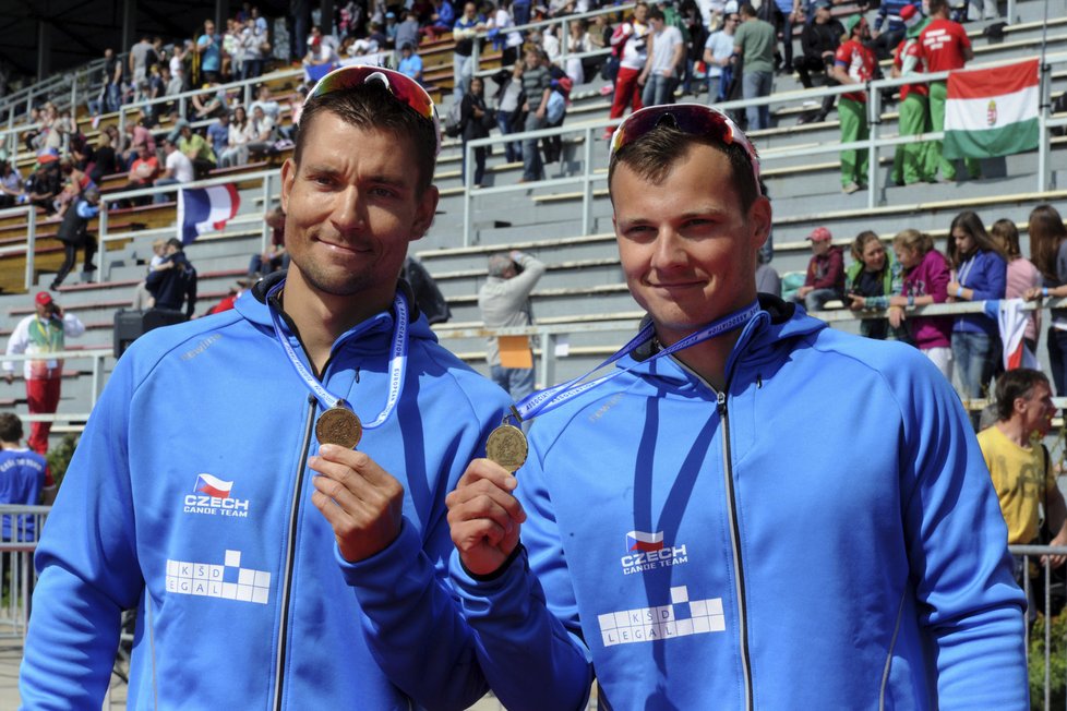Jan Štěrba (vlevo) a Daniel Havel pózují s bronzovou medailí ze závodu deblkajaků na 1 000 metrů na ME v Račicích