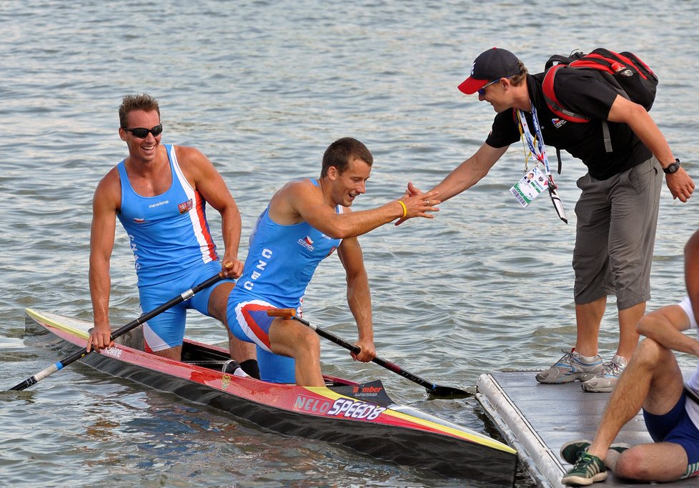 Reprezentační trenér Martin Doktor (vpravo) blahopřeje Jaroslavu Radoňovi (uprostřed) a Filipu Dvořákovi ke postupu na olympijské hry 2012 v Londýně, kam se kvalifikovali čtvrtým místem na mistrovství světa v rychlostní kanoistice v maďarském Szegedu.