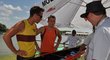 Filip Dvořák a Jaroslav Radoň (zleva) diskutují s rozhodčími při měření lodí před začátkem mistrovství světa v rychlostní kanoistice v maďarském Szegedu.