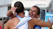 Rodinné objetí. Táta Libor Dvořák objímá svého syna Filipa, který se při mistrovství světa v rychlostní kanoistice v maďarském Szegedu, společně s Jaroslavem Radoněm kvalifikoval na olympijské hry 2012 do Londýna.