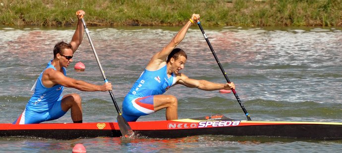 Jaroslav Radoň a Filip Dvořák se blíží do cíle finálového závodu na 1000 metrů na mistrovství světa v rychlostní kanoistice v maďarském Szegedu. Obsadili v něm čtvrté místo, které se kvalifikovali na olympijské hry 2012 v Londýně.