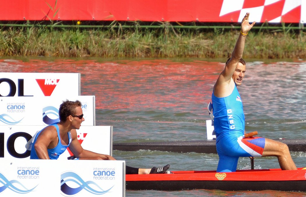 Jaroslav Radoň se se zdviženou rukou raduje za cílem z postupu na olympijské hry 2012 v Londýně, jehož dosáhl s Filipem Dvořákem díky čtvrtému místu na mistrovství světa v rychlostní kanoistice v maďarském Szegedu.