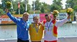 Český reprezentant Lukáš Koranda pózuje na stupních vítězů s vítězem Michailem Košmanem z Ukrajiny a bronzovým Španělem Josem Luisem Bouzou (zleva) po závodě na 5000 metrů na mistrovství světa v rychlostní kanoistice v maďarském Szegedu.