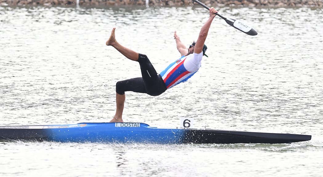 Josef Dostál z nadšení ze ze zlaté medaile skáče po zádech do vody