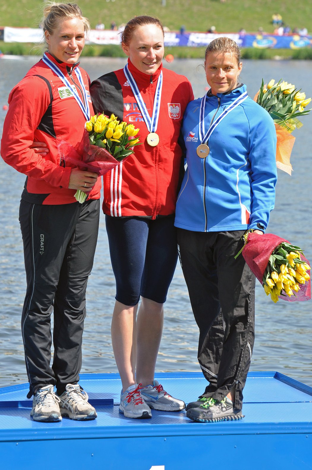 Česká kajakářka Anna Adamová (vpravo) pózuje na stupních vítězů s bronzovou medailí s vítězkou závodu Světového poháru v polské Poznani Malgorzatou Wardowiczovou (uprostřed) a Mirou Verras Larsenovou z Norska.