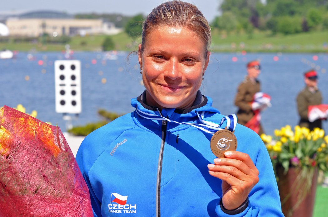Česká kajakářka Annda Adamová pózuje s medailí za třetí místo při závodě Světového poháru na 1000 metrů v polské Poznani.