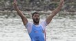 Vítěz Josef Dostál odplouvá po závodě na motorovém člunu na břeh