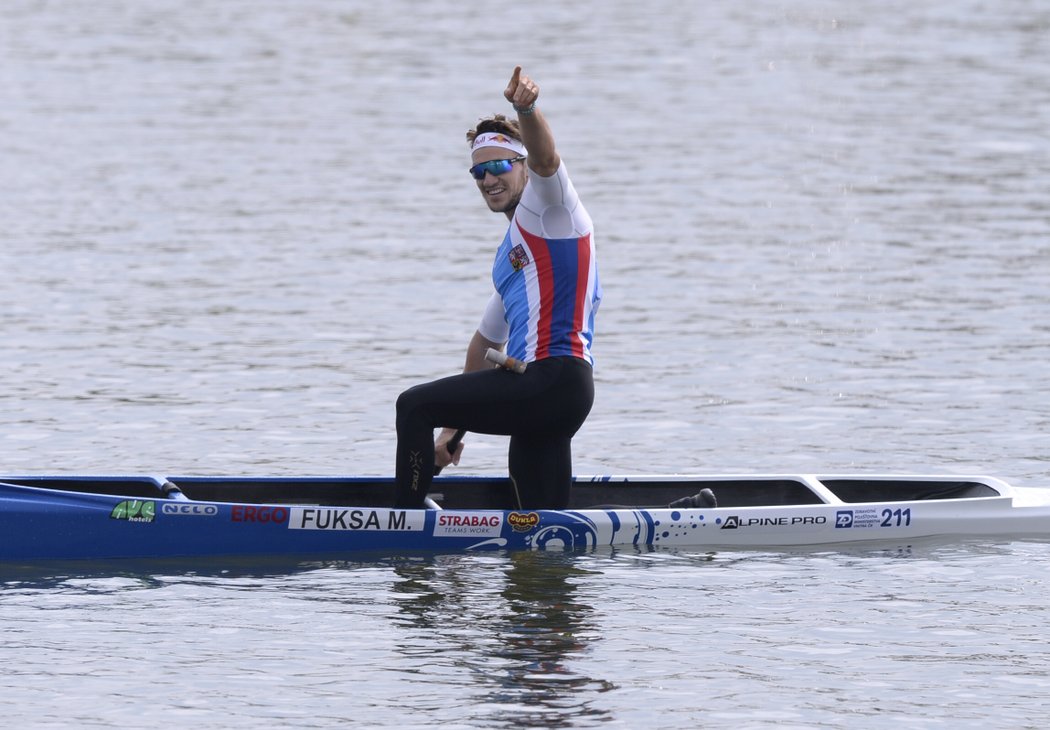 Kanoista Martin Fuksa obhájil v Račicích titul mistra světa na neolympijské trati 500 metrů a k sobotnímu stříbru z kilometru přidal druhé zlato