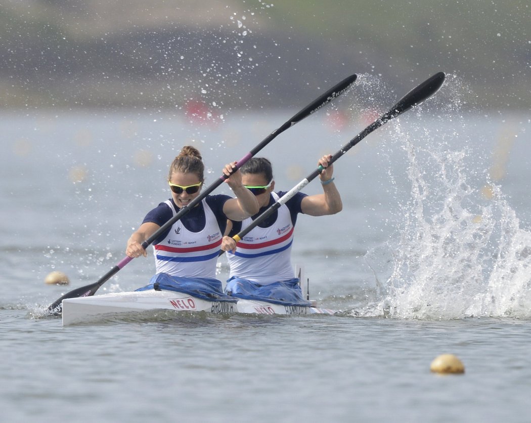 Britský deblkajak Hannah Brownová a Angela Hannahová v rozjížďce závodu na 200 metrů