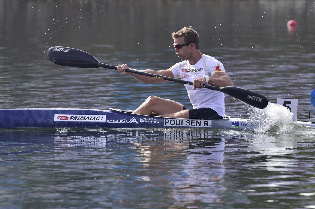 Dánský kajakář René Holten Poulsen v rozjížďce závodu na 1000 metrů