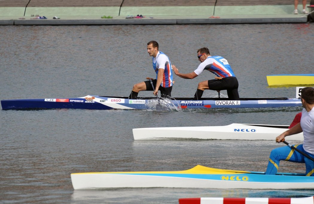 Deblkanoisté Jaroslav Radoň a Filip Dvořák vybojovali na mistrovství světa v rychlostní kanoistice v Duisburgu bronzové medaile na kilometrové trati. Pátou loď z loňských olympijských her v Londýně porazili pouze vítězní Maďaři Henrik Vasbányai, Róbert Mike a druzí Rusové Viktor Melanťjev, Ilja Pěrvuchin, kteří byli rychlejší než česká posádka skoro o sekundu.