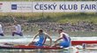 Jaroslav Radoň a Filip Dvořák (zleva) "kopou" svou kanoi do cíle finále SP v Račicích, v němž skončili čtvrtí