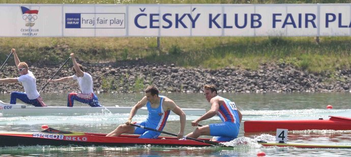 Jaroslav Radoň a Filip Dvořák (zleva) "kopou" svou kanoi do cíle finále SP v Račicích, v němž skončili čtvrtí