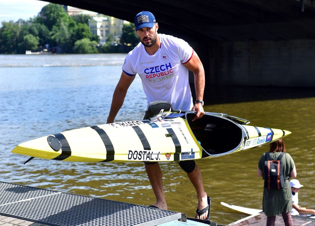 Český kajakář Josef Dostál představil s ostatními sportovci kolekci oblečení, ve které vyrazí na olympiádu v Tokiu 2021