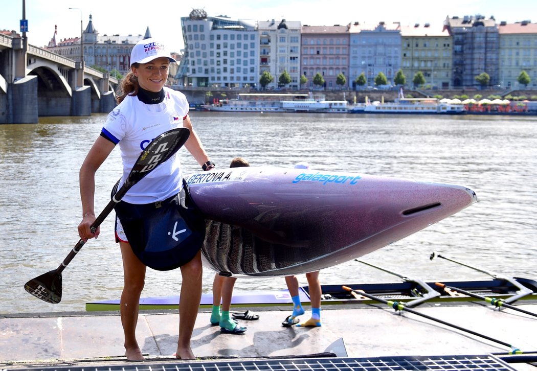 Česká kajakářka Amálie Hilgertová v olympijské kolekci pro Tokio 2021