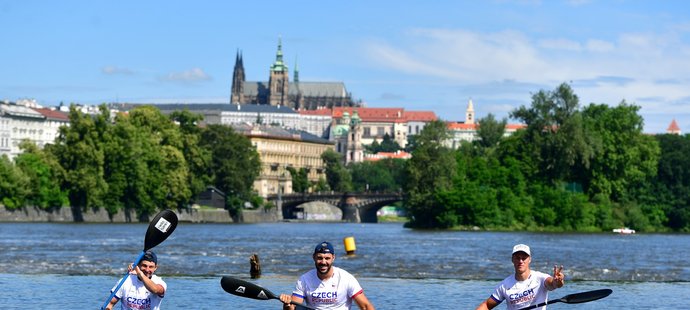 Čeští olympionici (zleva) Jiří Prskavec, Josef Dostál a Radek Šlouf představují olympijskou kolekci pro Hry v Tokiu 2021