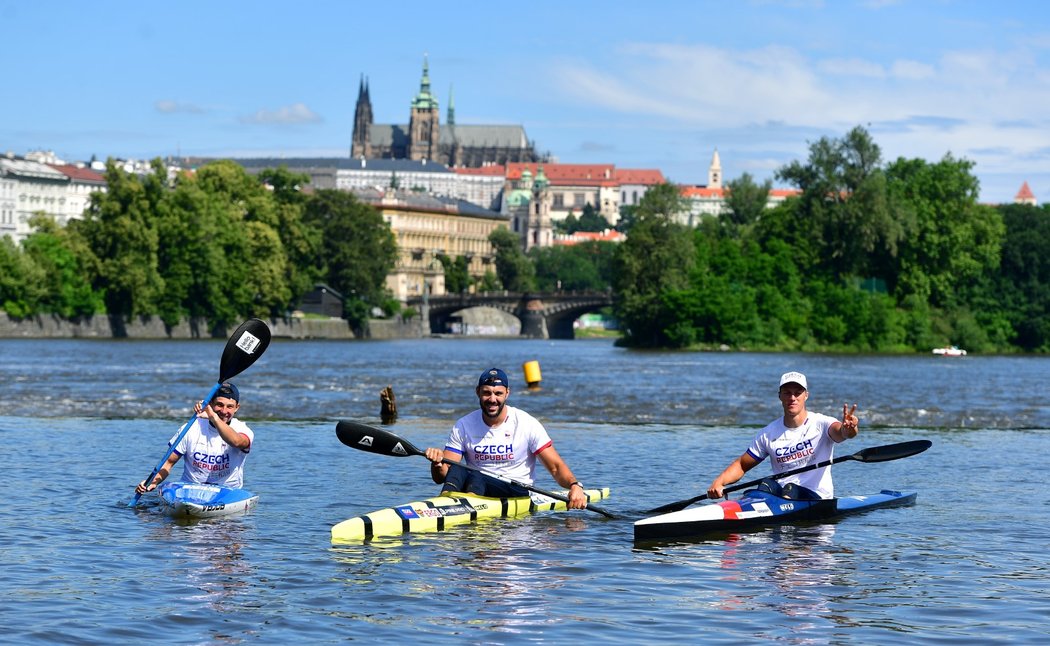 Čeští olympionici (zleva) Jiří Prskavec, Josef Dostál a Radek Šlouf představují olympijskou kolekci pro Hry v Tokiu 2021