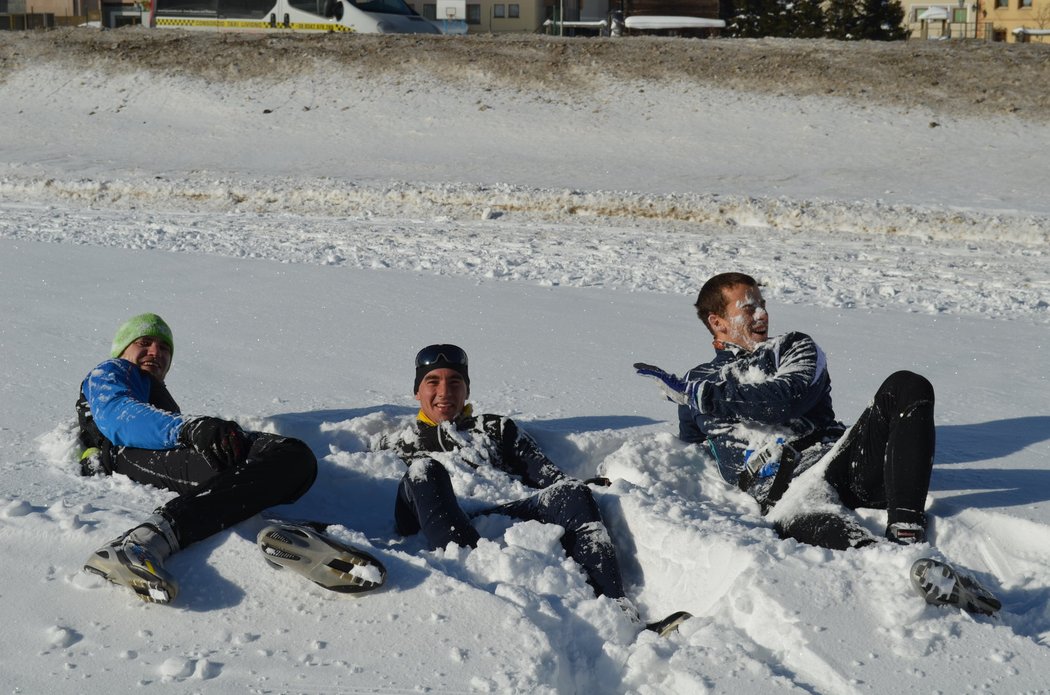 Je po boji. Kanoisté Jaroslav Radoň, Filip Dvořák, stejně jako veslař Ondřej Synek (zprava) oddychují ve sněhu po koulovačce na konci tréninku.