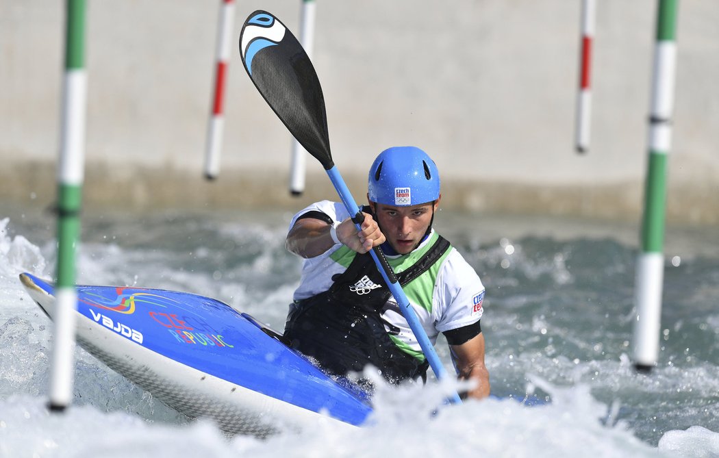 Vodní slalomář Jiří Prskavec při jízdě na olympijském kanálu v Riu