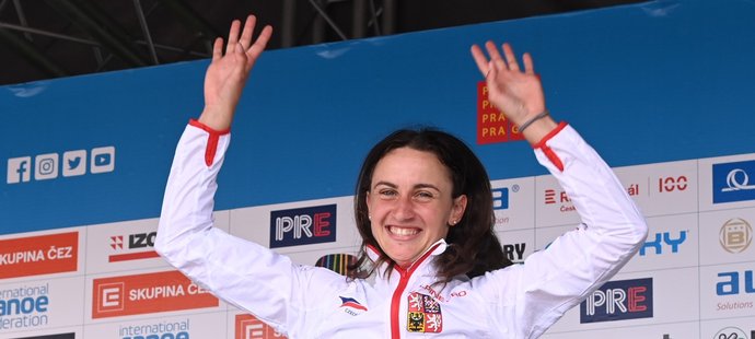 Gabriela Satková se raduje z bronzové medaile na Světovém poháru v Troji