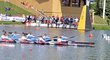 Český čtyřkajak ve složení Pavel Davídek, Daniel Havel, Josef Dostál a Lukáš Trefil (zprava) porazil ve finiši o 56 tisícin sekundy německou posádku (vpředu).