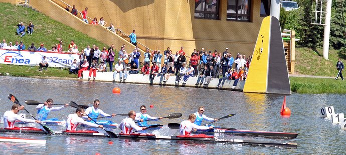 Český čtyřkajak ve složení Pavel Davídek, Daniel Havel, Josef Dostál a Lukáš Trefil (zprava) porazil ve finiši o 56 tisícin sekundy německou posádku (vpředu).