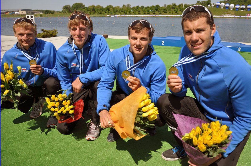 Pavel Davídek, Lukáš Trefil, Danielo Havel a Josef Dostál pózují se zlatými medailemi za vítězství při Světovém poháru rychlostních kanoistů v polské Poznani.
