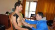 Fyzioterapeut David Vrbický masíruje biceps kajakáře Daniela Havla před startem olympijské kvalifikace v polské Poznani.