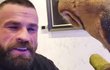 MMA fighter Karlos Vémola si pořídil sovu