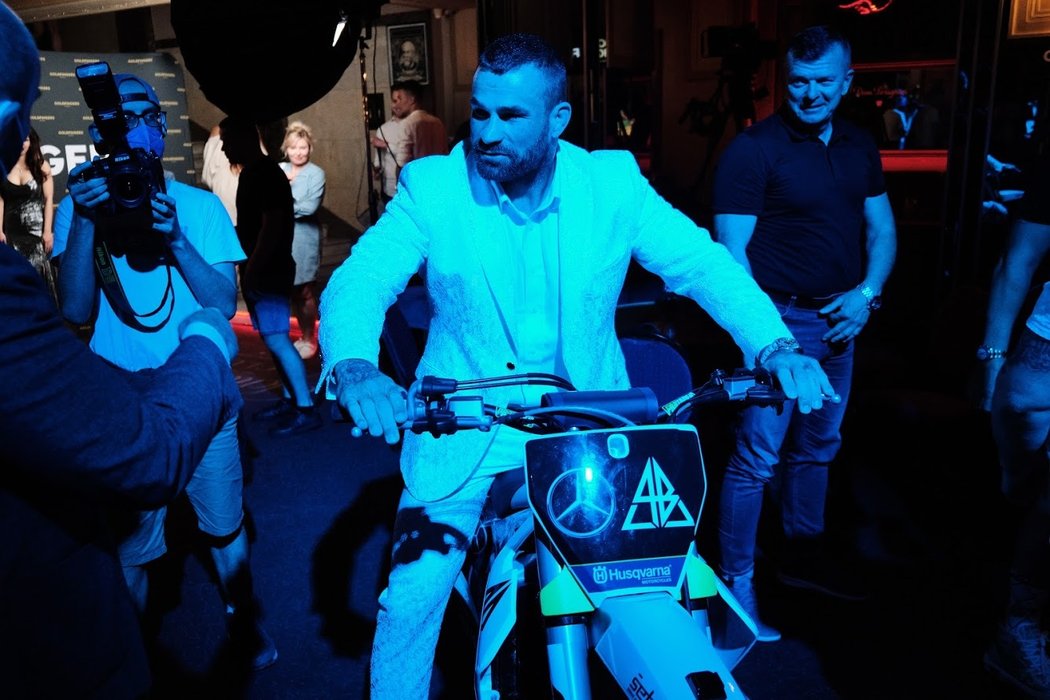 Karlos Vémola si při natáčení ozkoušel Podmolovu motorku