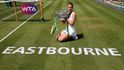 Karolína Plíšková s pohárem pro vítězku turnaje v Eastbourne