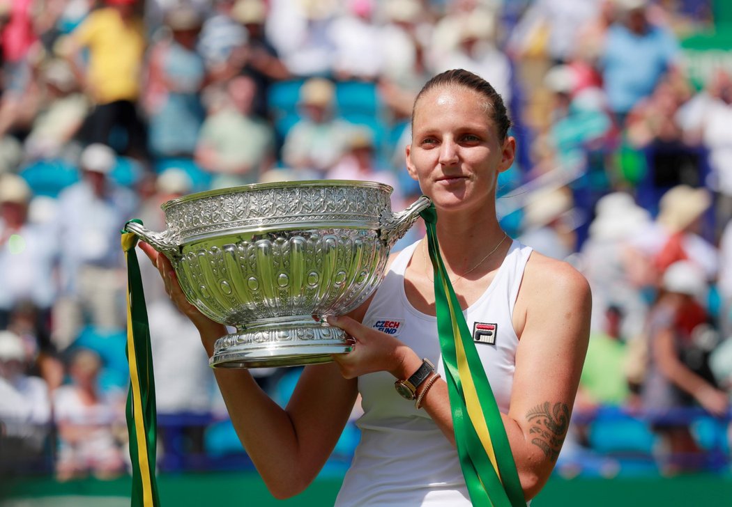 Karolína Plíšková s pohárem pro vítězku turnaje v Eastbourne