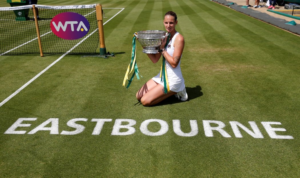 Karolína Plíšková s pohárem pro vítězku turnaje v Eastbourne