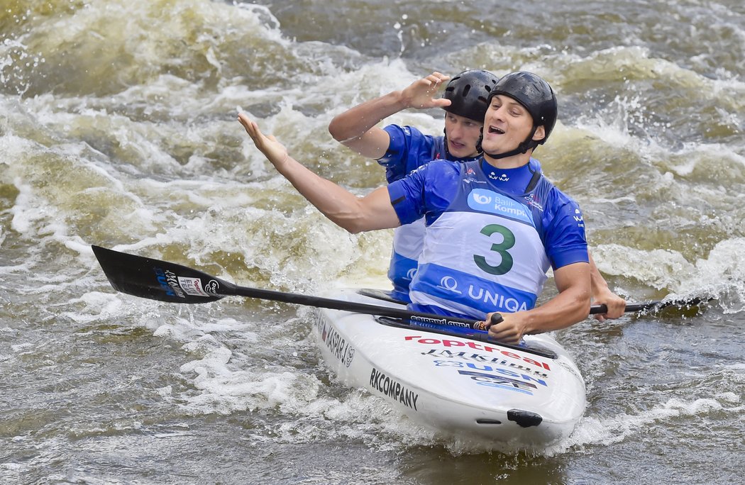 Česká posádka Jonáš Kašpar a Marek Šindler se raduje cíli z vítězství