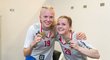 Mladé naděje českého florbalu Karolína Klubalová (vlevo) a Vanessa Rebecca Keprtová pózují s bronzovými medailemi