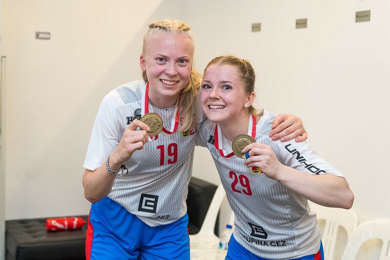 Mladé naděje českého florbalu Karolína Klubalová (vlevo) a Vanessa Rebecca Keprtová pózují s bronzovými medailemi