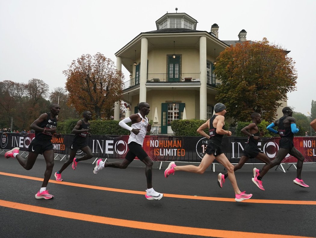 Keňan Eliud Kipchoge dokázal jako první vytrvalec v historii uběhnout maraton pod dvě hodiny.