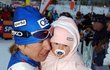 Kateřina Neumannová s dcerou Lucií po závodě v Ramsau v prosinci 2003