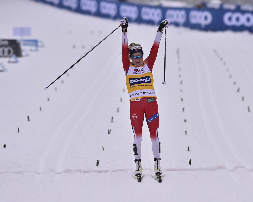 Therese Johaugová spokojená v cíli