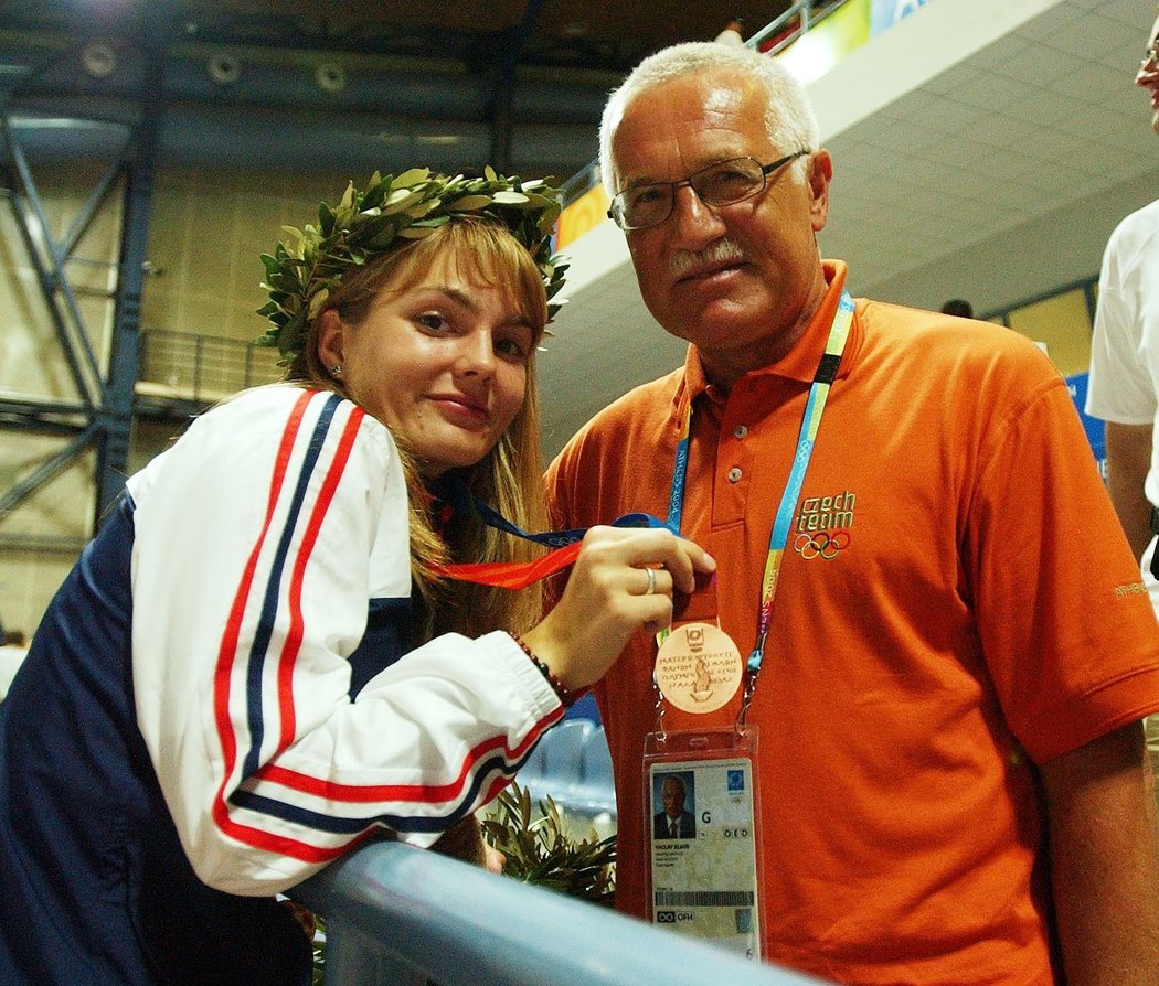 Bronz z olympiády v Aténách oslavoval Václav Klaus se střelkyní Kateřinou Emmons (tehdy Kůrkovou).