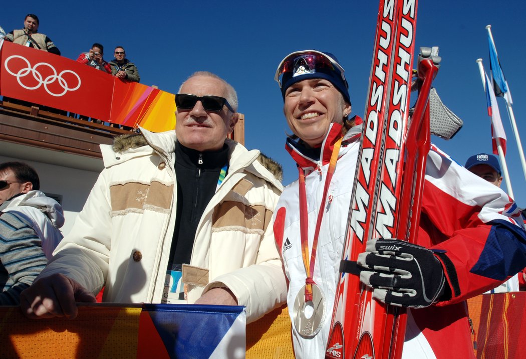 Na zimní olympiádě v Turíně přišel Václav Klaus pogratulovat Kateřině Neumannové ke stříbru ve skiatlonu