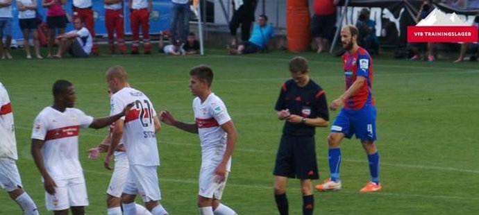 Jan Kliment slaví se spoluhráči svůj premiérový gól za Stuttgart