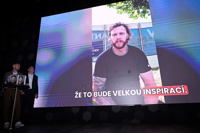 David Pastrňák pogratuloval Jágrovi k jeho knížce David Pastrňák pogratuloval Jágrovi k jeho knížce