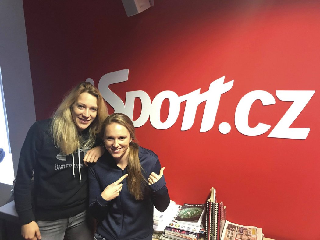 Michala Kvapilová a Kristýna Kolocová v redakci deníku Sport a webu iSport.cz.