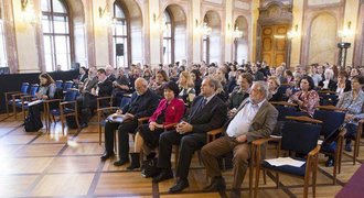 Vysoká hra Zdeňka Haníka: Mimozemšťan v senátu