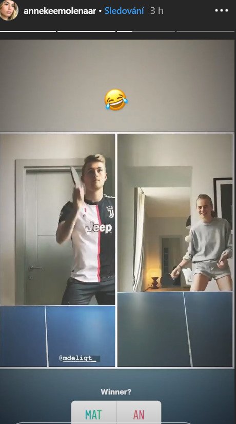 Matthijs de Ligt, stoper Juventusu, si s partnerkou zacvičil, pak si zahráli stolní tenis.