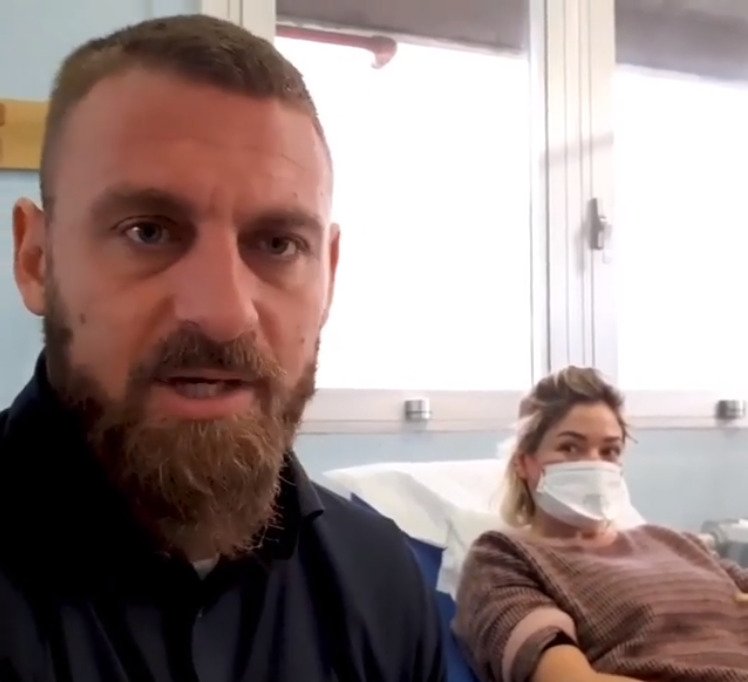 Bývalý záložník AS Řím Daniele De Rossi se vydal spolu s manželkou darovat krev.