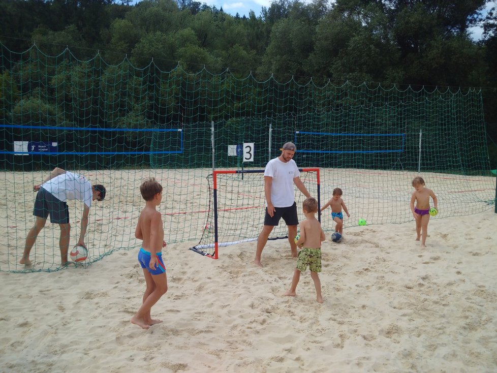 Zajímavostí byl netradiční sport - beach házená.